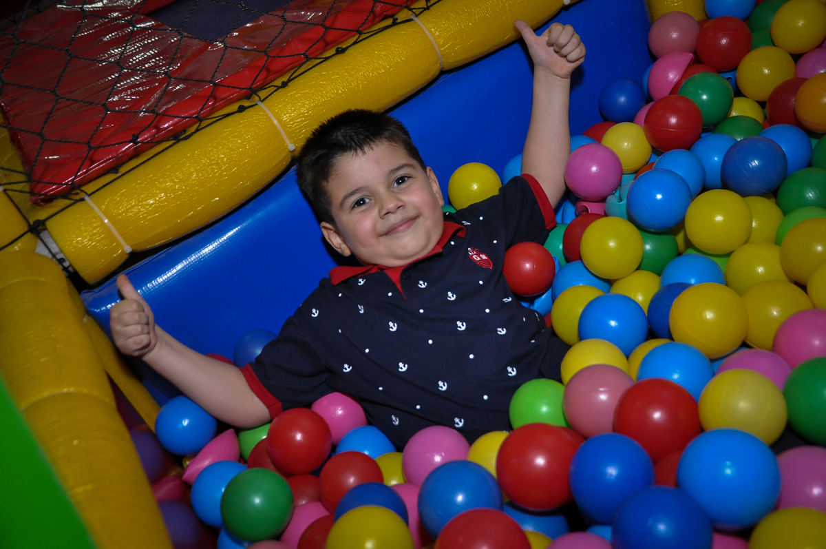 gostoso cair nas bolinhas na Festa de Maria Eduarda 1 aninho, tema minie vermelha, Buffet Mundo Kids, Osasco São Paulo