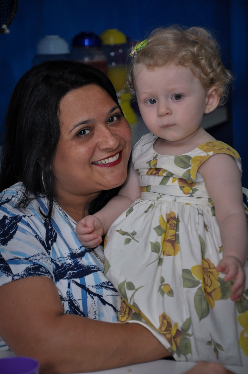 convidada e aniversariante são fotografadas no Festa de Maria Eduarda 1 aninho, tema minie vermelha, Buffet Mundo Kids, Osasco São Paulo