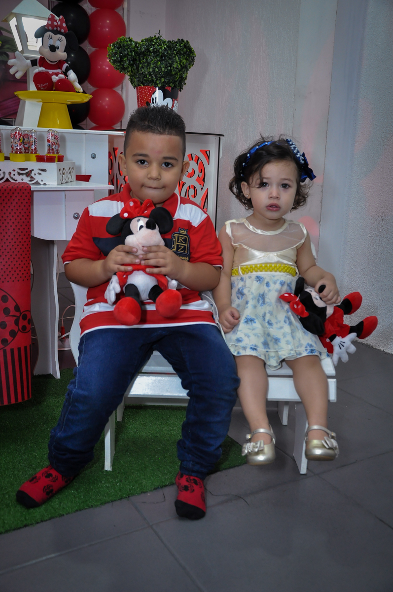foto dos amiguinhos na mesa decorada no Festa de Maria Eduarda 1 aninho, tema minie vermelha, Buffet Mundo Kids, Osasco São Paulo