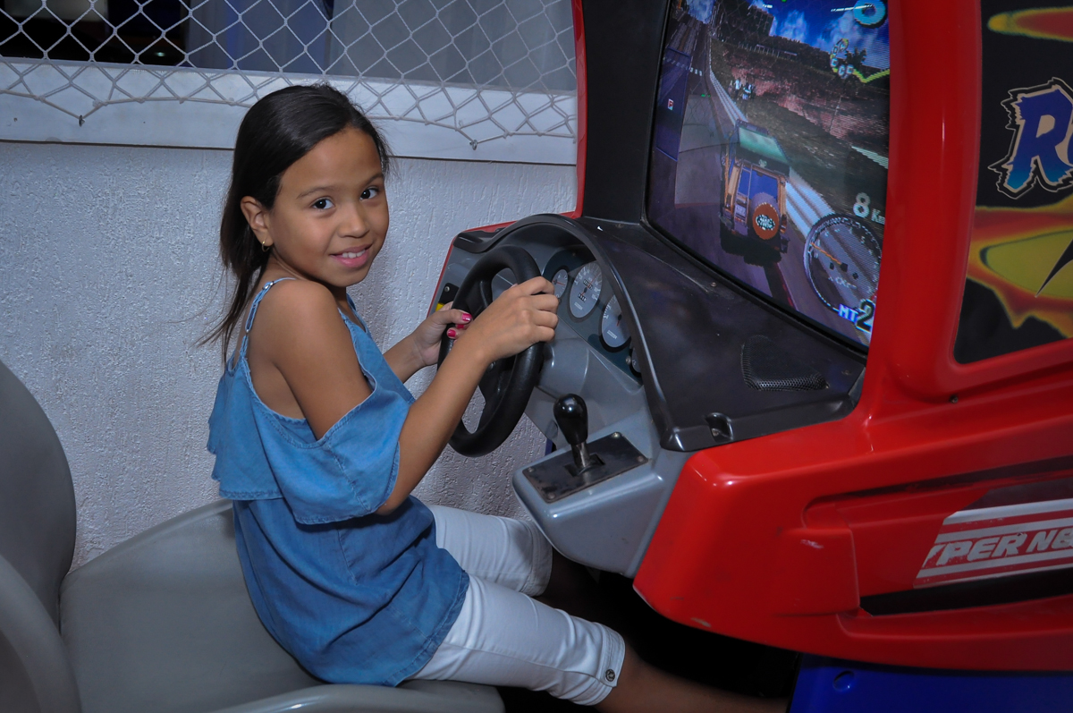 dirigindo o carrinho na Festa de Maria Eduarda 1 aninho, tema minie vermelha, Buffet Mundo Kids, Osasco São Paulo