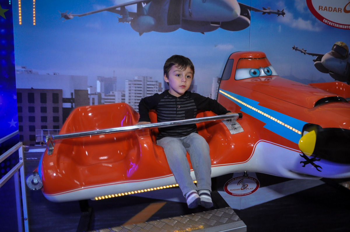 hora de curtir o aviãozinho na Festa de Maria Eduarda 1 aninho, tema minie vermelha, Buffet Mundo Kids, Osasco São Paulo