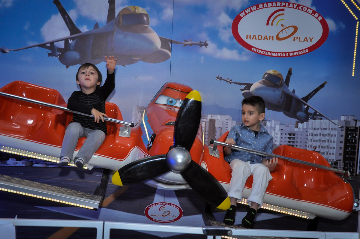 mais brincadeiras no aviãozinho no Festa de Maria Eduarda 1 aninho, tema minie vermelha, Buffet Mundo Kids, Osasco São Paulo