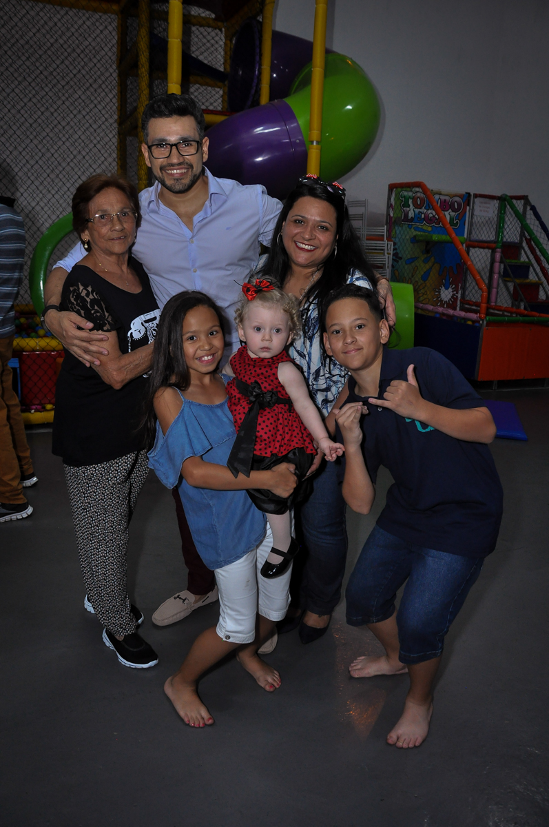 aniversariante sendo fotografada com os amigos na Festa de Maria Eduarda 1 aninho, tema minie vermelha, Buffet Mundo Kids, Osasco São Paulo