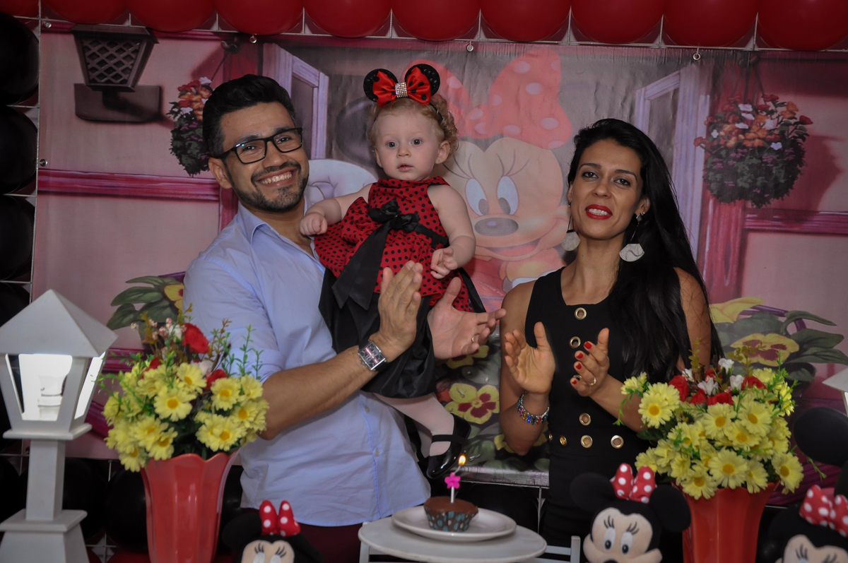 hora de cantar parabéns na Festa de Maria Eduarda 1 aninho, tema minie vermelha, Buffet Mundo Kids, Osasco São Paulo