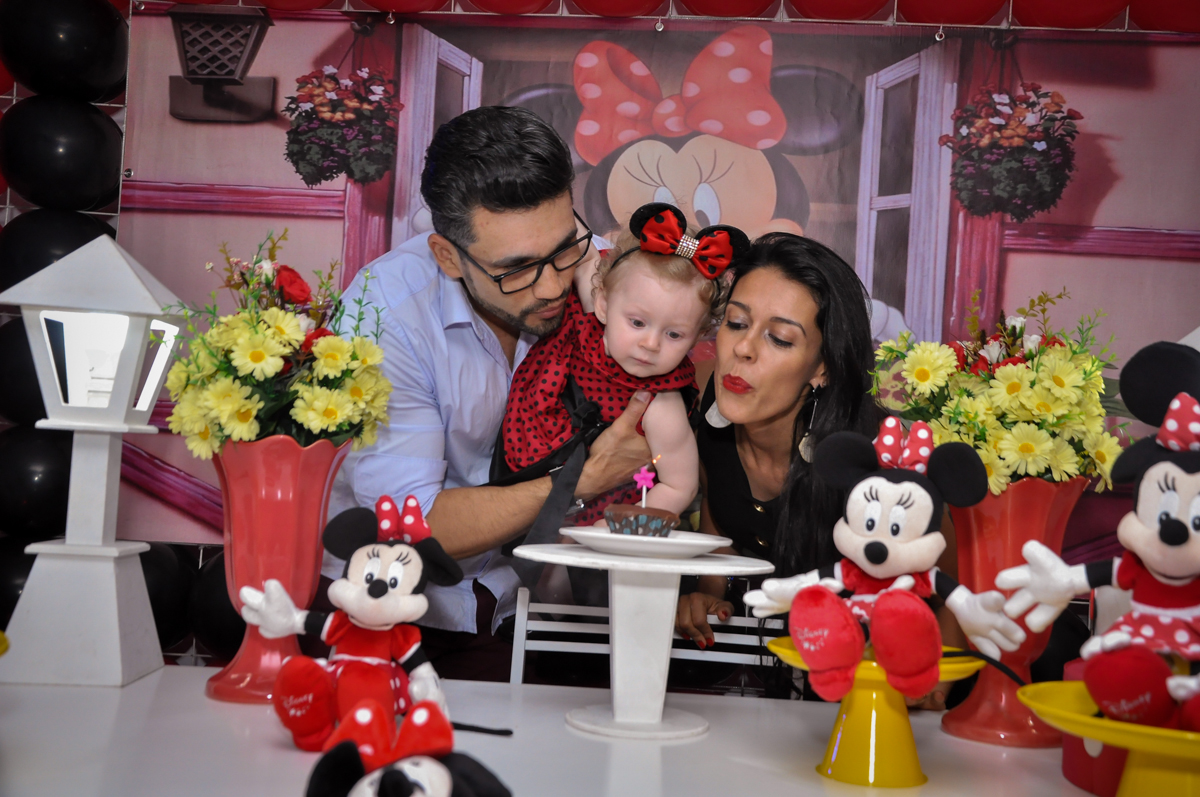 soprando a velinha do bolo na Festa de Maria Eduarda 1 aninho, tema minie vermelha, Buffet Mundo Kids, Osasco São Paulo
