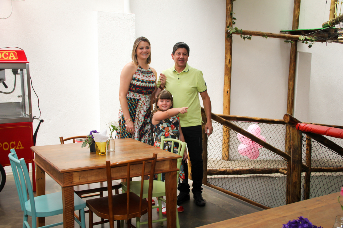entrada da família na Festa infantil, Sophia 6 anos Buffet O Galpão, Pinheiros, SP, tema da festa Os enrolados