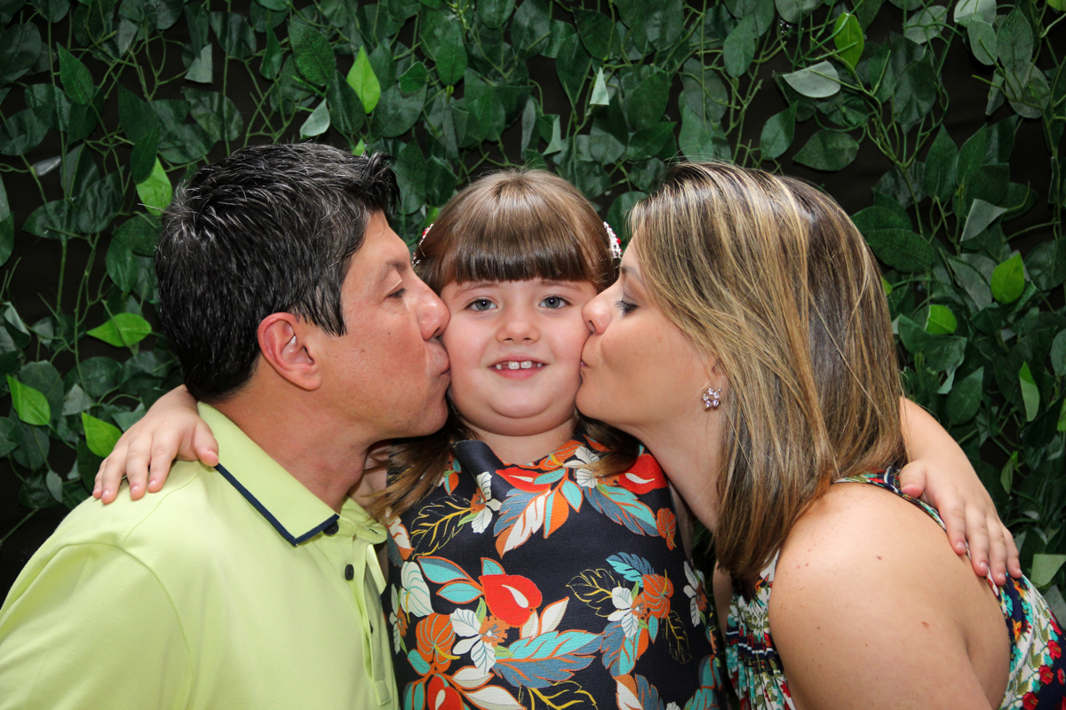 beijo sanduiche na Festa infantil, Sophia 6 anos Buffet O Galpão, Pinheiros, SP, tema da festa Os enrolados