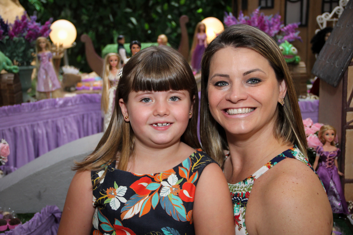 aniversariante com sua mãe na Festa infantil, Sophia 6 anos Buffet O Galpão, Pinheiros, SP, tema da festa Os enrolados