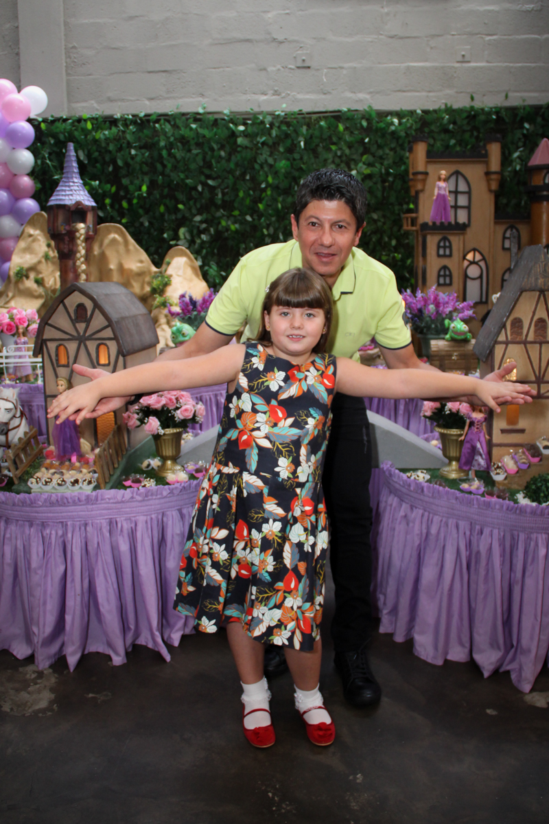 papai e aniversariante feliz na Festa infantil, Sophia 6 anos Buffet O Galpão, Pinheiros, SP, tema da festa Os enrolados