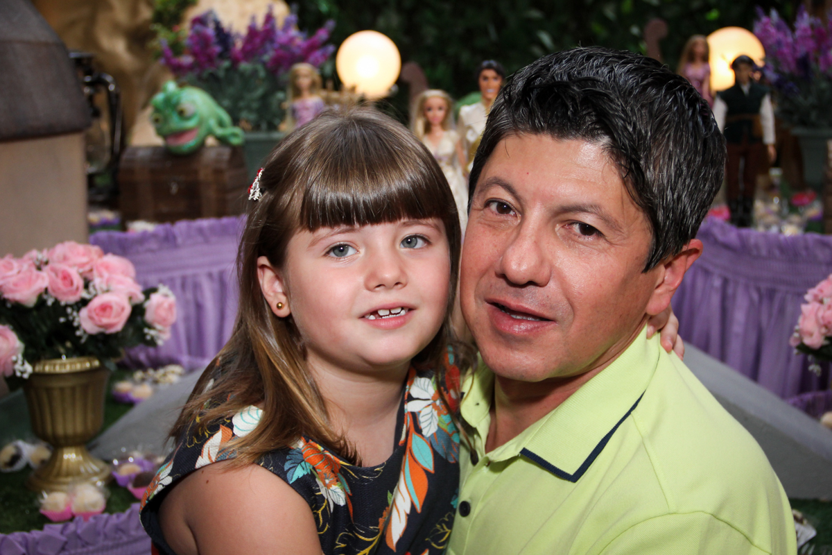 foto do papai com a aniversariante na Festa infantil, Sophia 6 anos Buffet O Galpão, Pinheiros, SP, tema da festa Os enrolados