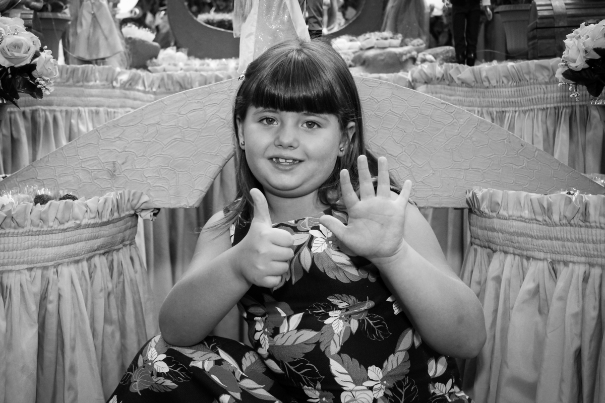 aniversariante sendo fotografada em frente a mesa na Festa infantil, Sophia 6 anos Buffet O Galpão, Pinheiros, SP, tema da festa Os enrolados