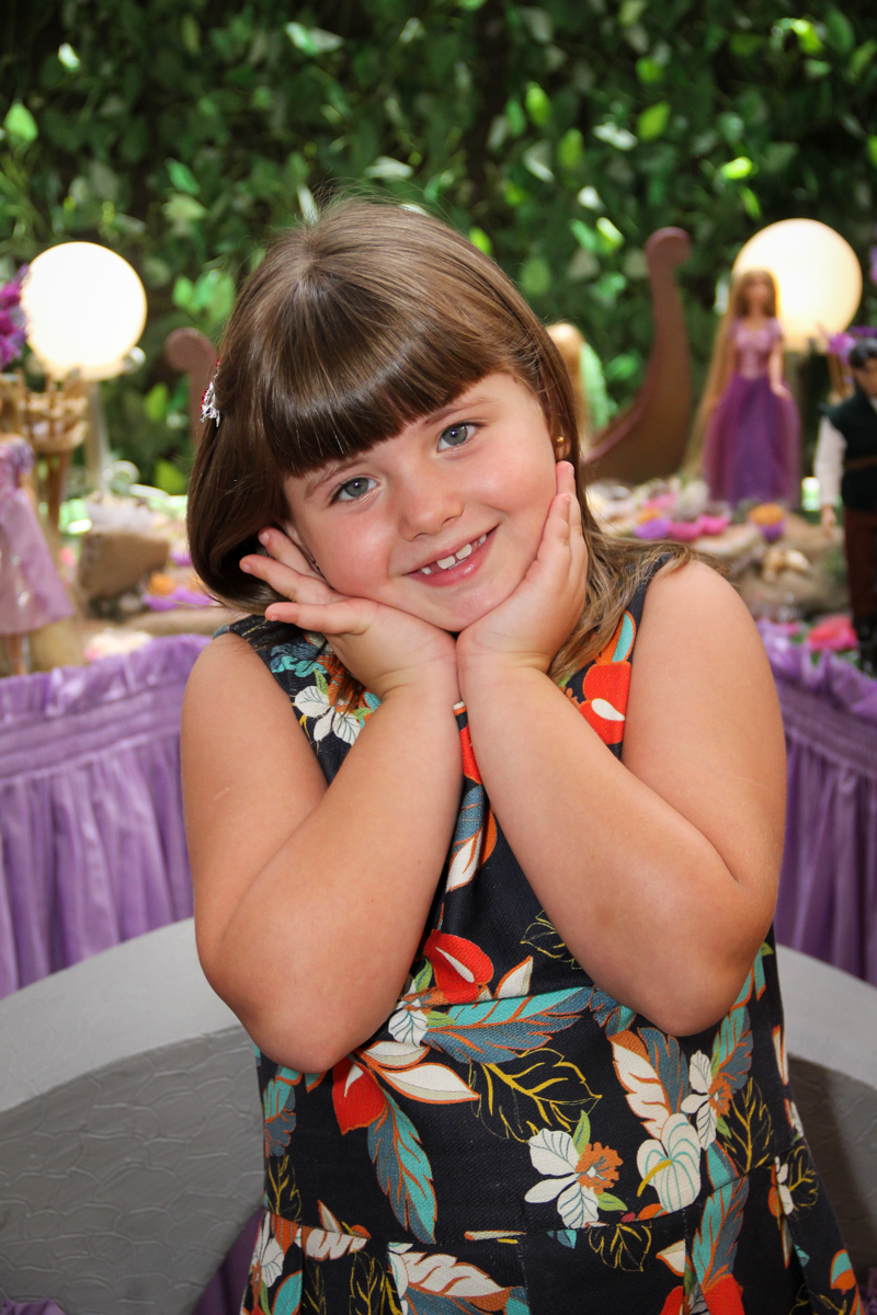 pose para foto na Festa infantil, Sophia 6 anos Buffet O Galpão, Pinheiros, SP, tema da festa Os enrolados