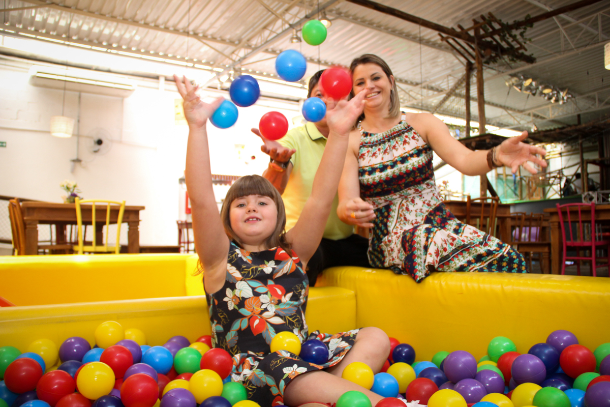 bagunça da família na piscina de bolina na Festa infantil, Sophia 6 anos Buffet O Galpão, Pinheiros, SP, tema da festa Os enrolados