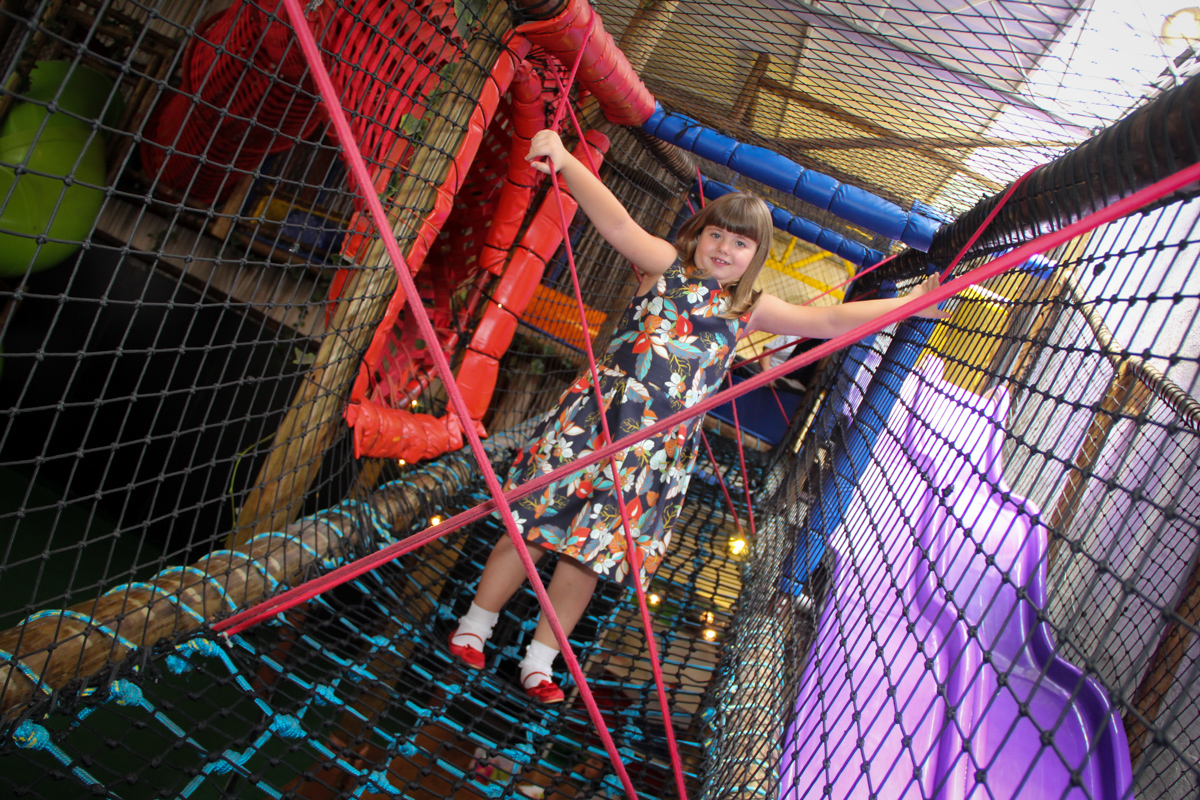 brincadeiras animadas no brinquedão na Festa infantil, Sophia 6 anos Buffet O Galpão, Pinheiros, SP, tema da festa Os enrolados