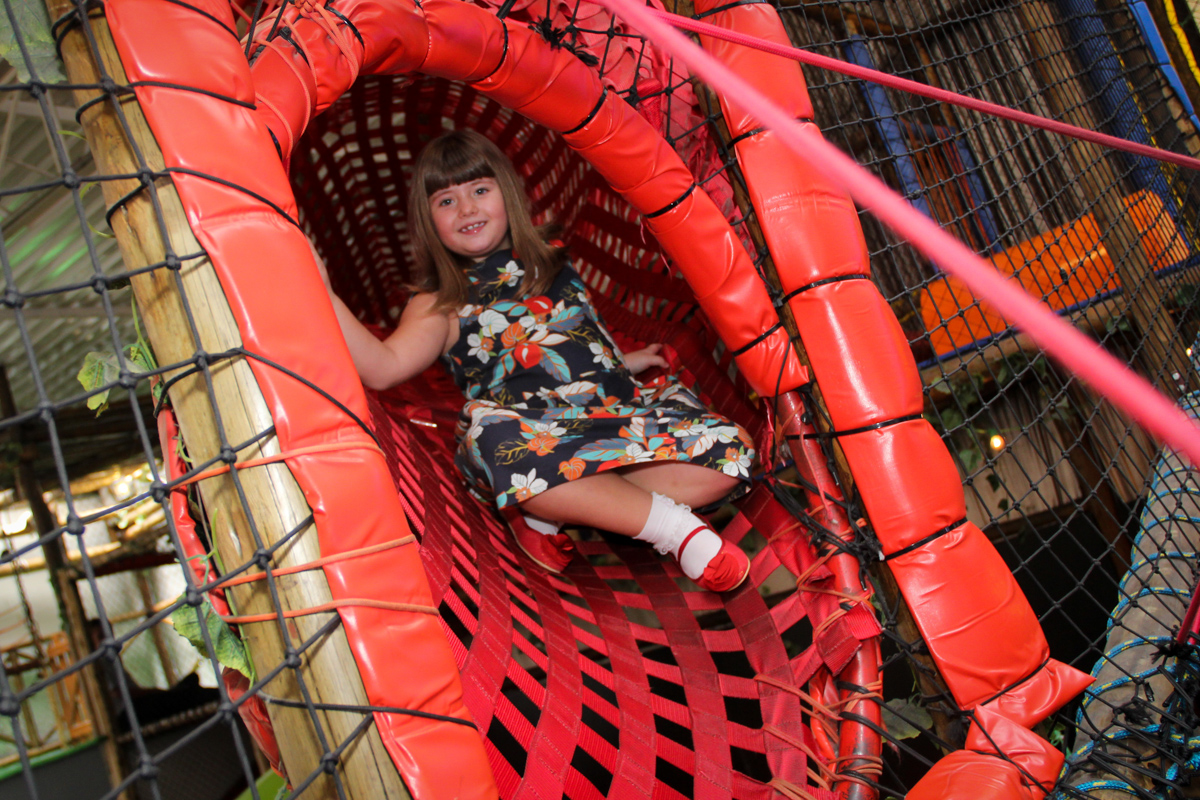 foto no túnel do brinquedão na Festa infantil, Sophia 6 anos Buffet O Galpão, Pinheiros, SP, tema da festa Os enrolados