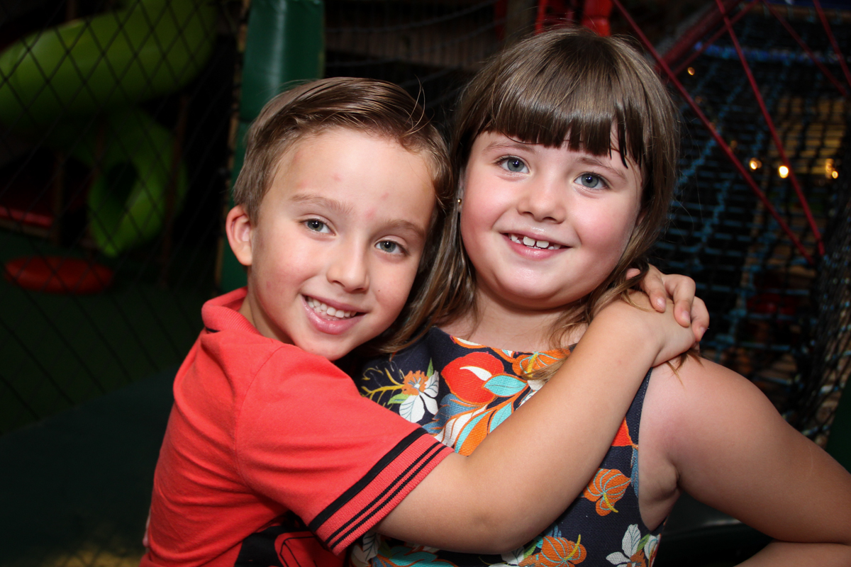 recebendo o convidado na Festa infantil, Sophia 6 anos Buffet O Galpão, Pinheiros, SP, tema da festa Os enrolados