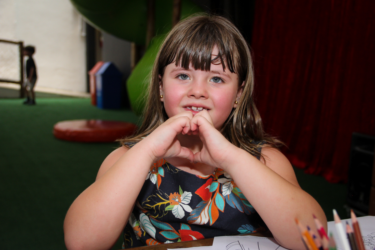 coração com a mão na Festa infantil, Sophia 6 anos Buffet O Galpão, Pinheiros, SP, tema da festa Os enrolados