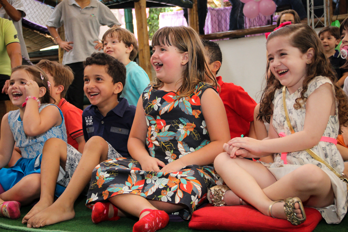 Hora do show de mágico na Festa infantil, Sophia 6 anos Buffet O Galpão, Pinheiros, SP, tema da festa Os enrolados