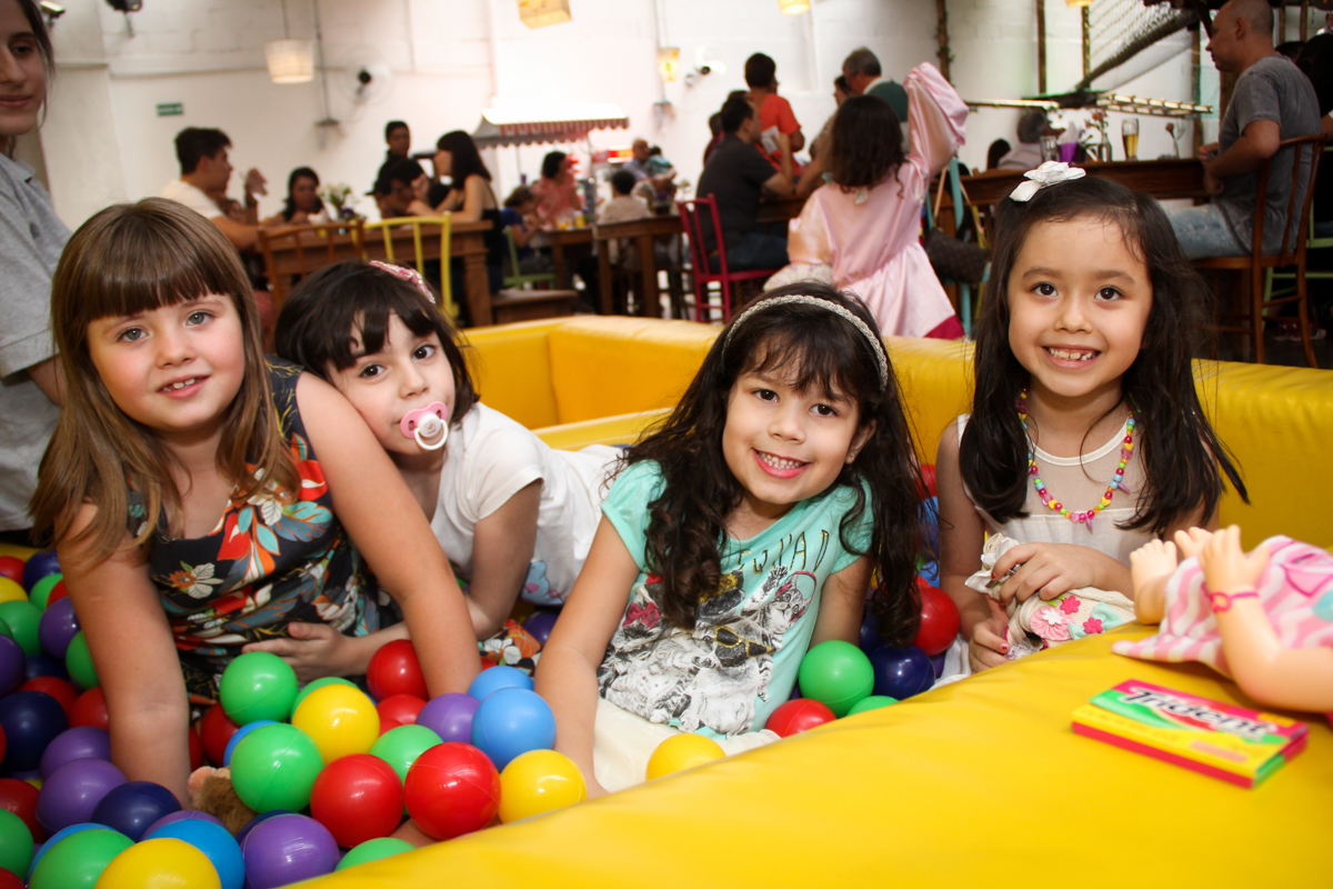 criançada brincam na piscina de bolinha na Festa infantil, Sophia 6 anos Buffet O Galpão, Pinheiros, SP, tema da festa Os enrolados