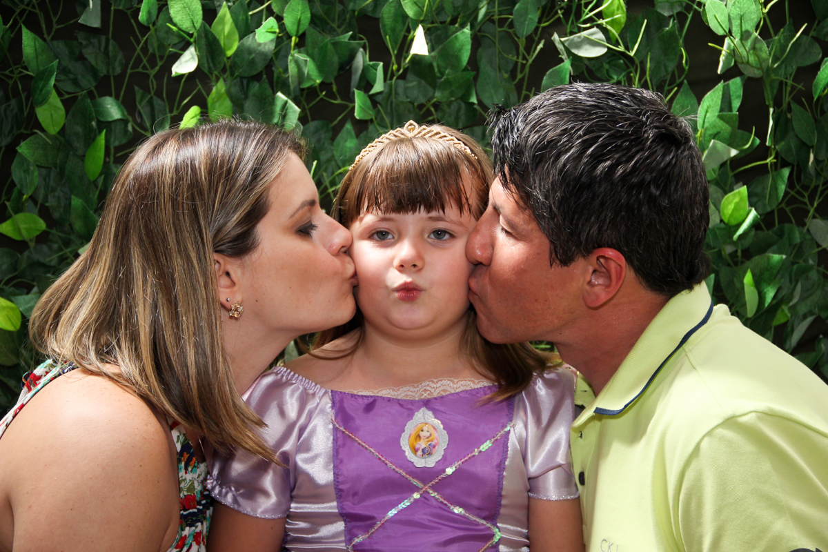 aniversariante ganha beijinho sancuiche de seus pais na Festa infantil, Sophia 6 anos Buffet O Galpão, Pinheiros, SP, tema da festa Os enrolados