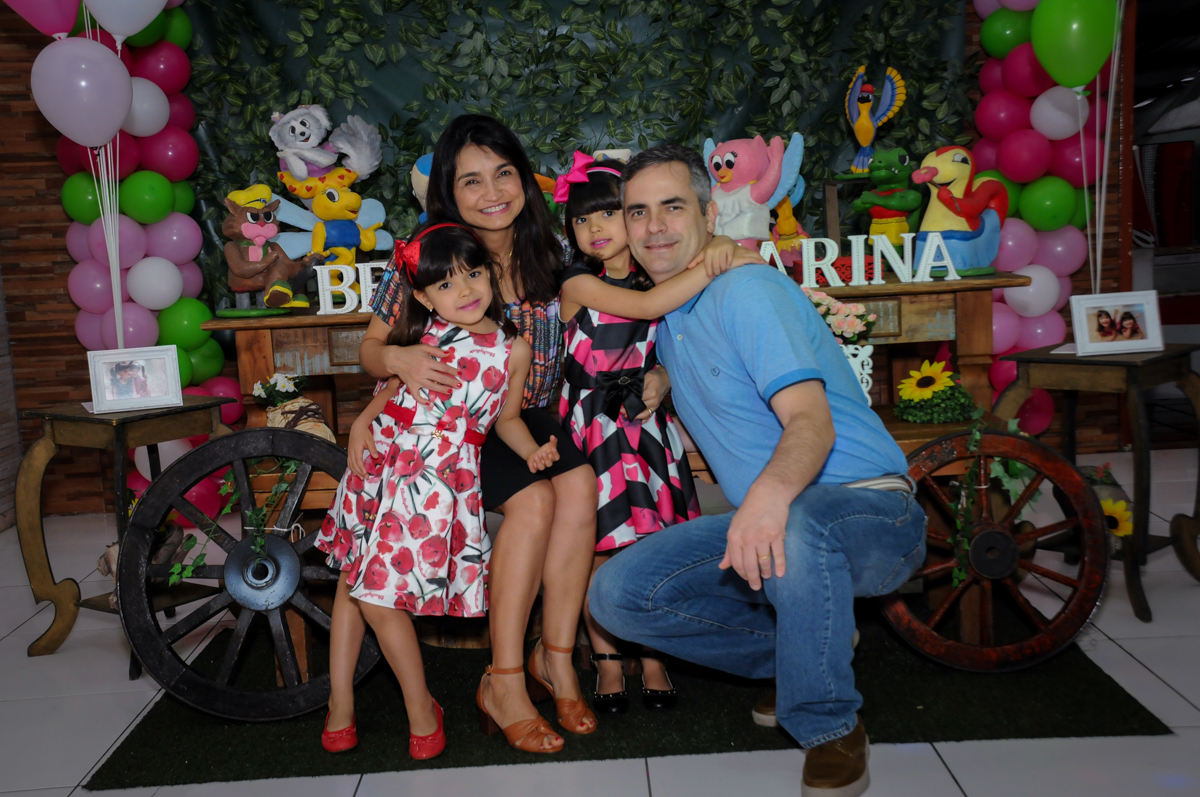 foto da família no Buffet A turma do Haroldo, Higienópolis, SP festa infantil Beatriz e Marina 6 anos