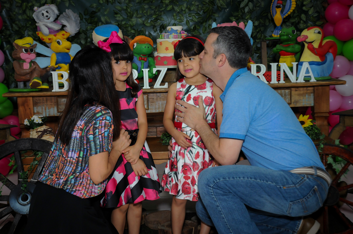 As aniversariantes são fotografadas com a família noBuffet A turma do Haroldo, Higienópolis, SP festa infantil Beatriz e Marina 6 anos
