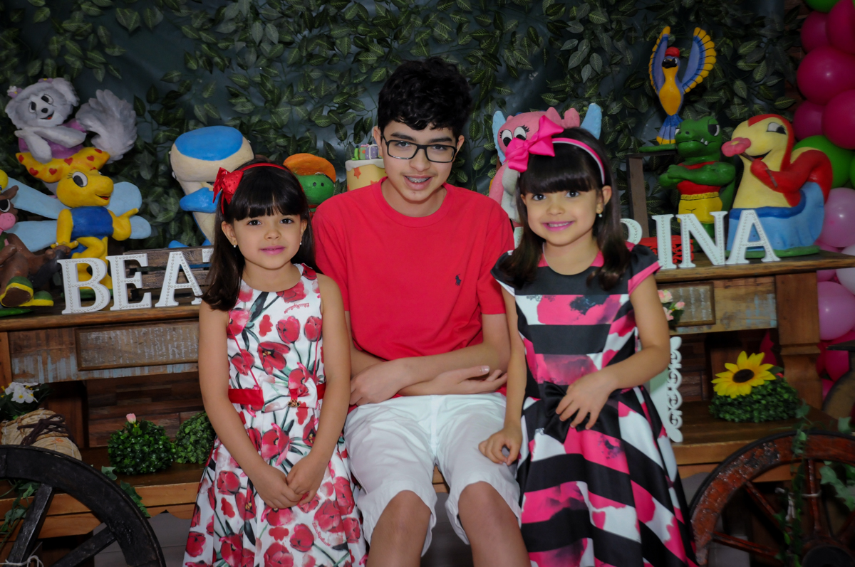 foto das aniversariantes com o irmão no Buffet A turma do Haroldo, Higienópolis, SP festa infantil Beatriz e Marina 6 anos