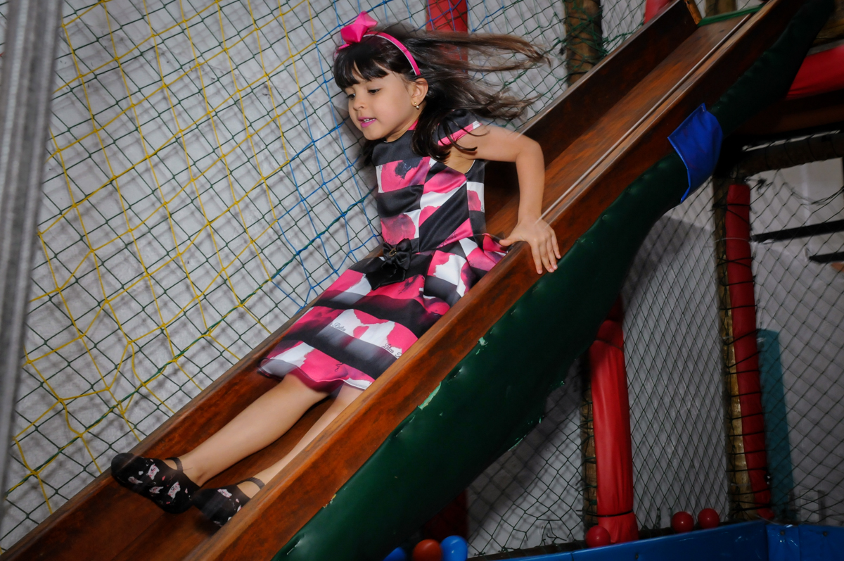 brincando no escorregador no Buffet A turma do Haroldo, Higienópolis, SP festa infantil Beatriz e Marina 6 anos
