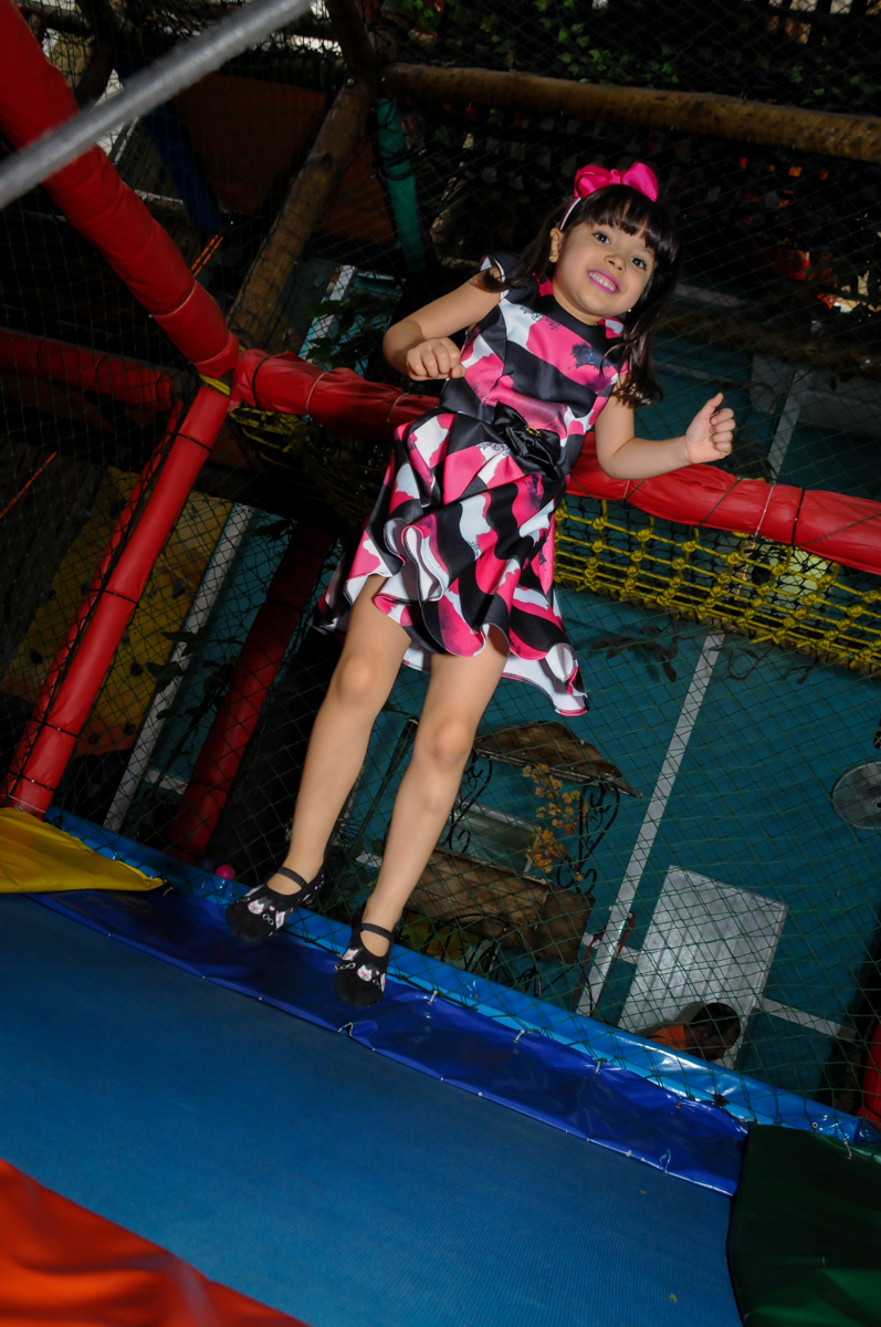 bagunça na cama elástica na Festa infantil Beatriz e Marina 6 anos no Buffet infantil A turma do Haroldo,Higienópolis,SP