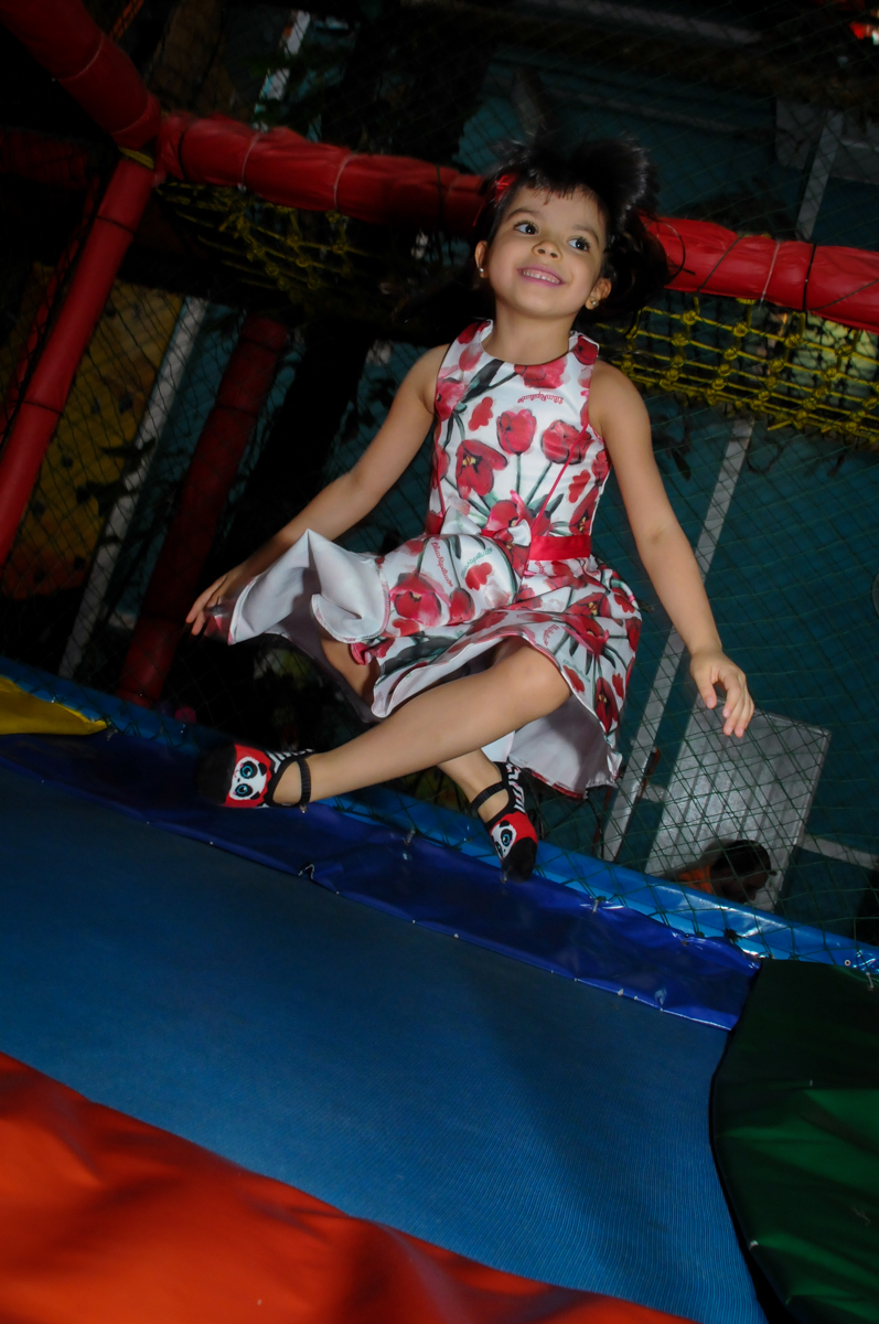 hora de brincar na cama elástica no Buffet A turma do Haroldo, Higienópolis, SP festa infantil Beatriz e Marina 6 anos
