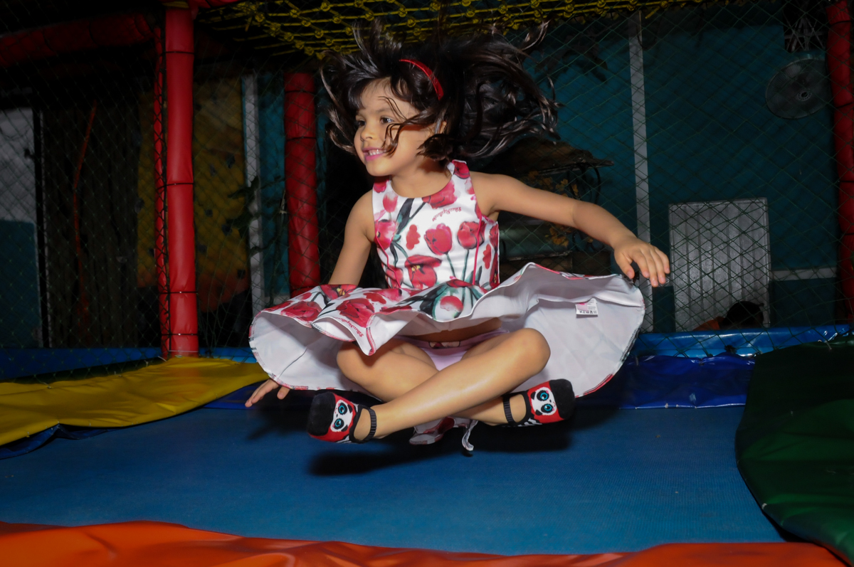 muita bagunça na cama eslástica no Buffet A turma do Haroldo, Higienópolis, SP festa infantil Beatriz e Marina 6 anos