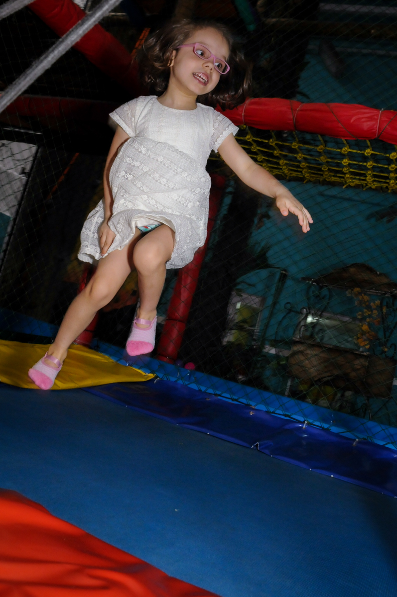 quero ver quem pula mais alto na cama elástica no Buffet A turma do Haroldo, Higienópolis, SP festa infantil Beatriz e Marina 6 anos