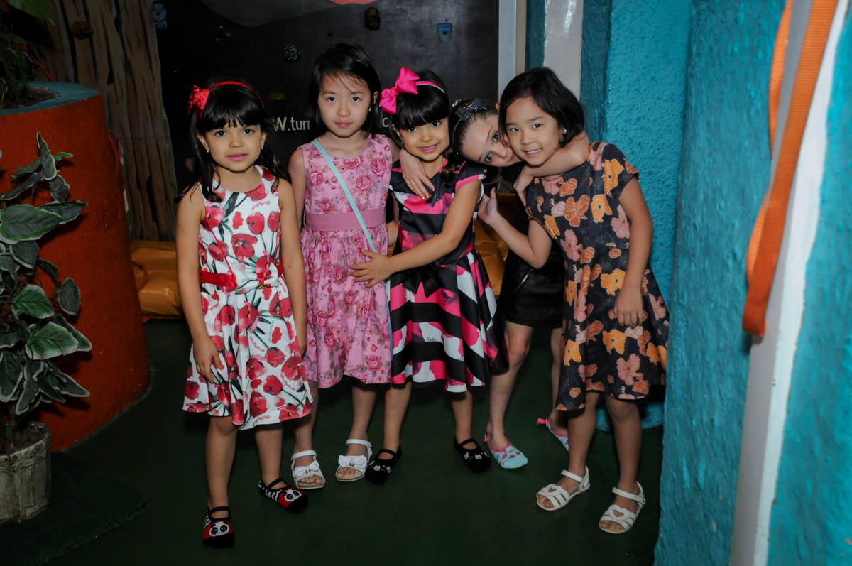 amigas unidas para a foto no Buffet A turma do Haroldo, Higienópolis, SP festa infantil Beatriz e Marina 6 anos