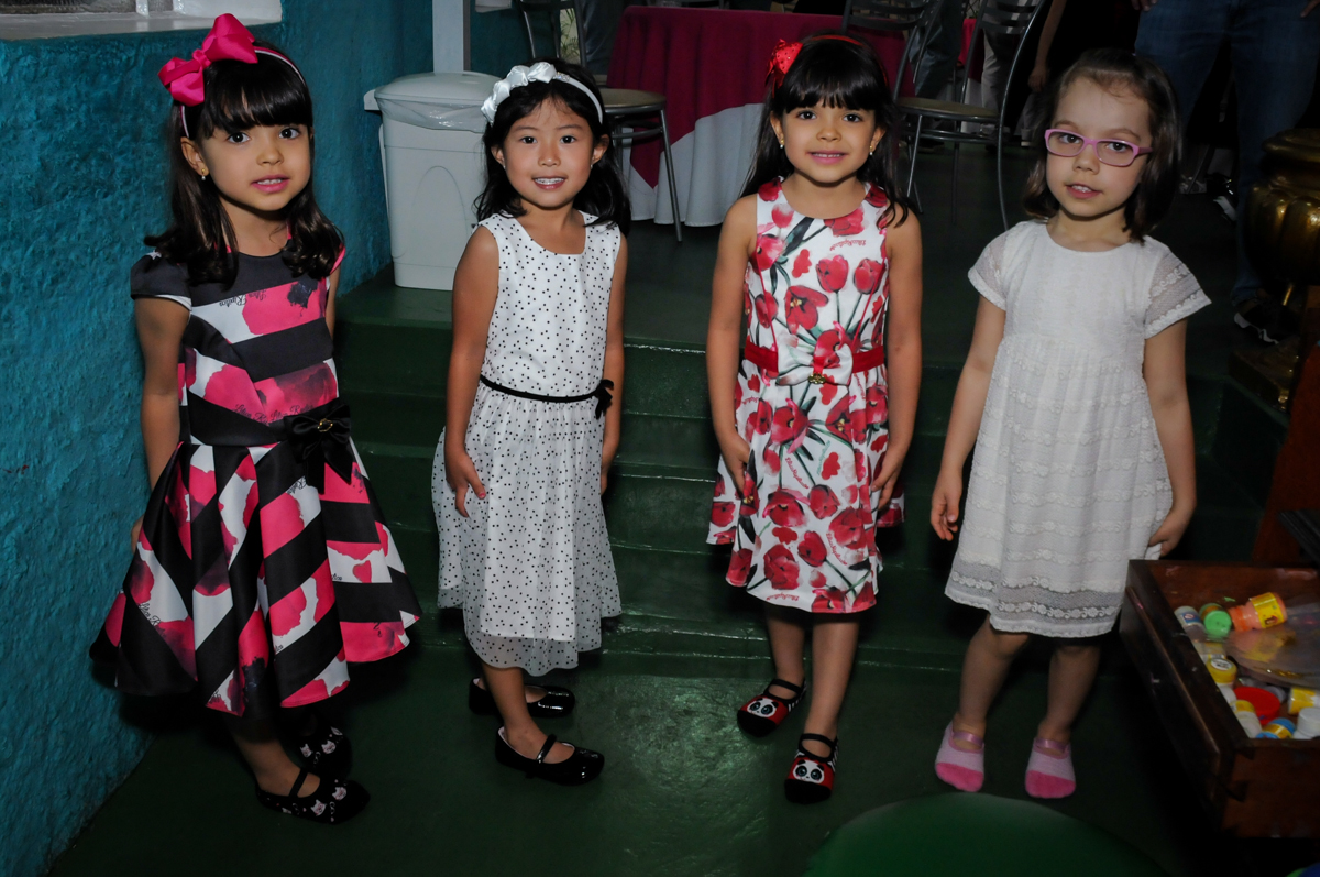 A aniversariante recebe convidada no Buffet A turma do Haroldo, Higienópolis, SP festa infantil Beatriz e Marina 6 anos