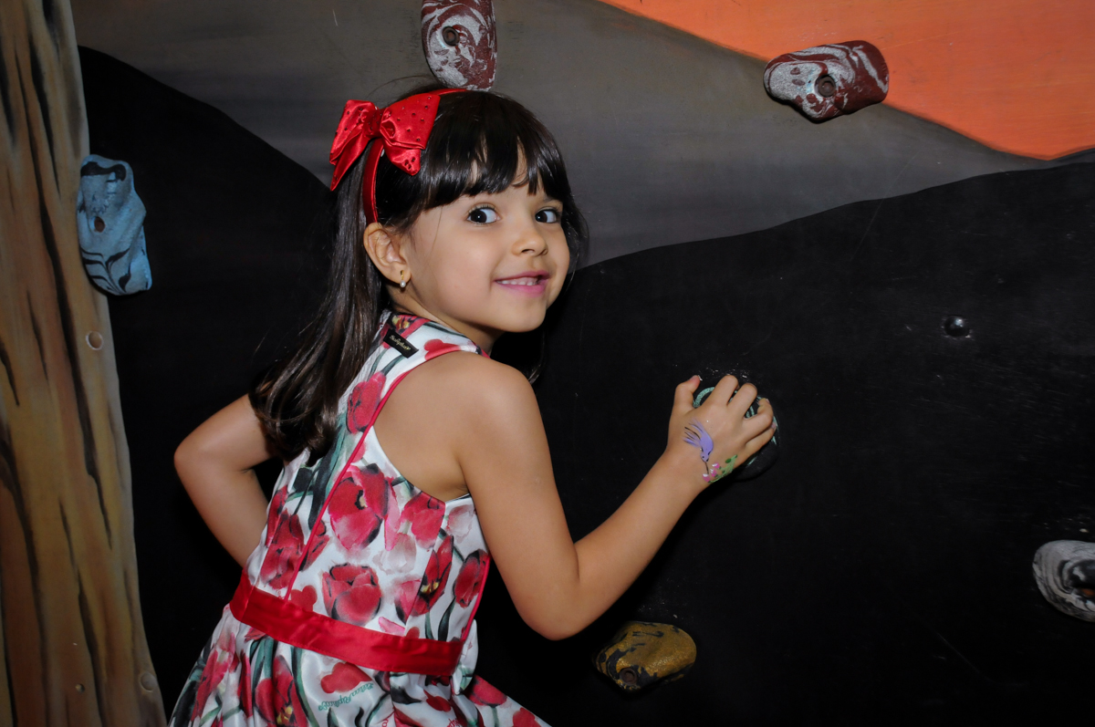 muito bom brincar na parede de escalada no Buffet A turma do Haroldo, Higienópolis, SP festa infantil Beatriz e Marina 6 anos