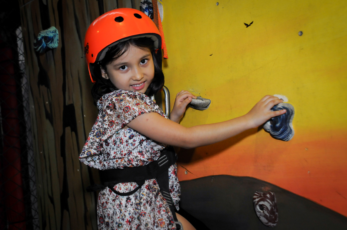a convidada também brinca na parede de escalada no Buffet A turma do Haroldo, Higienópolis, SP festa infantil Beatriz e Marina 6 anos