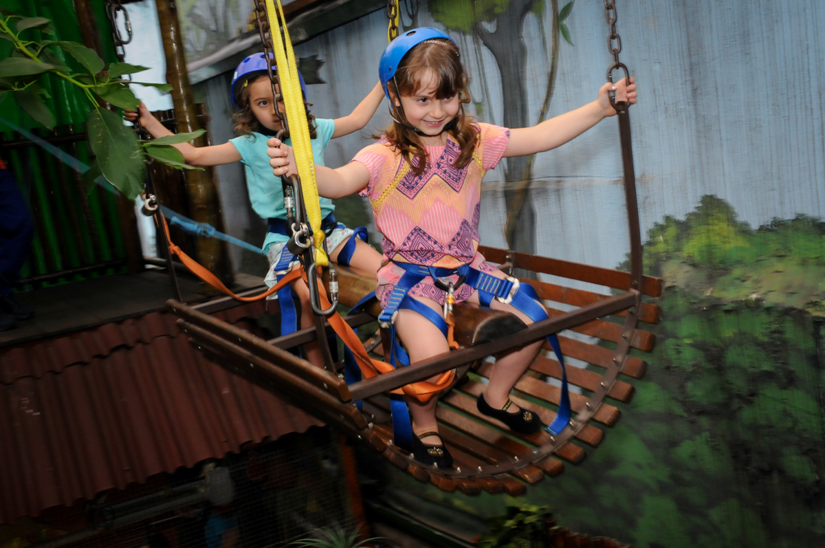 a amiga também vai na tirolesa no Buffet A turma do Haroldo, Higienópolis, SP festa infantil Beatriz e Marina 6 anos