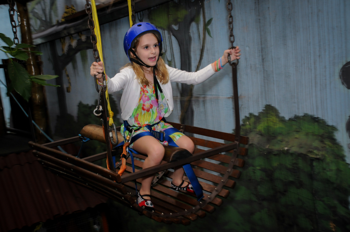 fila para ir na tirolesa no Buffet A turma do Haroldo, Higienópolis, SP festa infantil Beatriz e Marina 6 anos