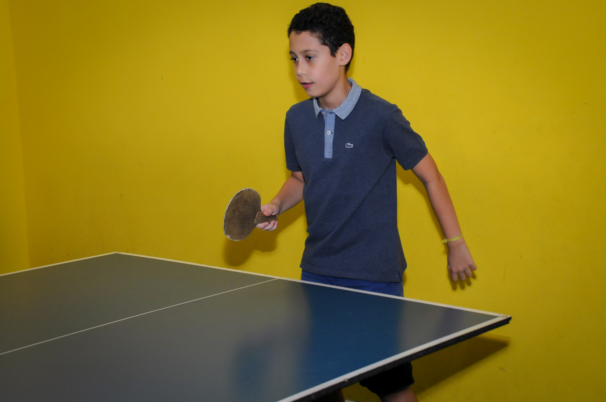 jogo de ping pong no Buffet A turma do Haroldo, Higienópolis, SP festa infantil Beatriz e Marina 6 anos