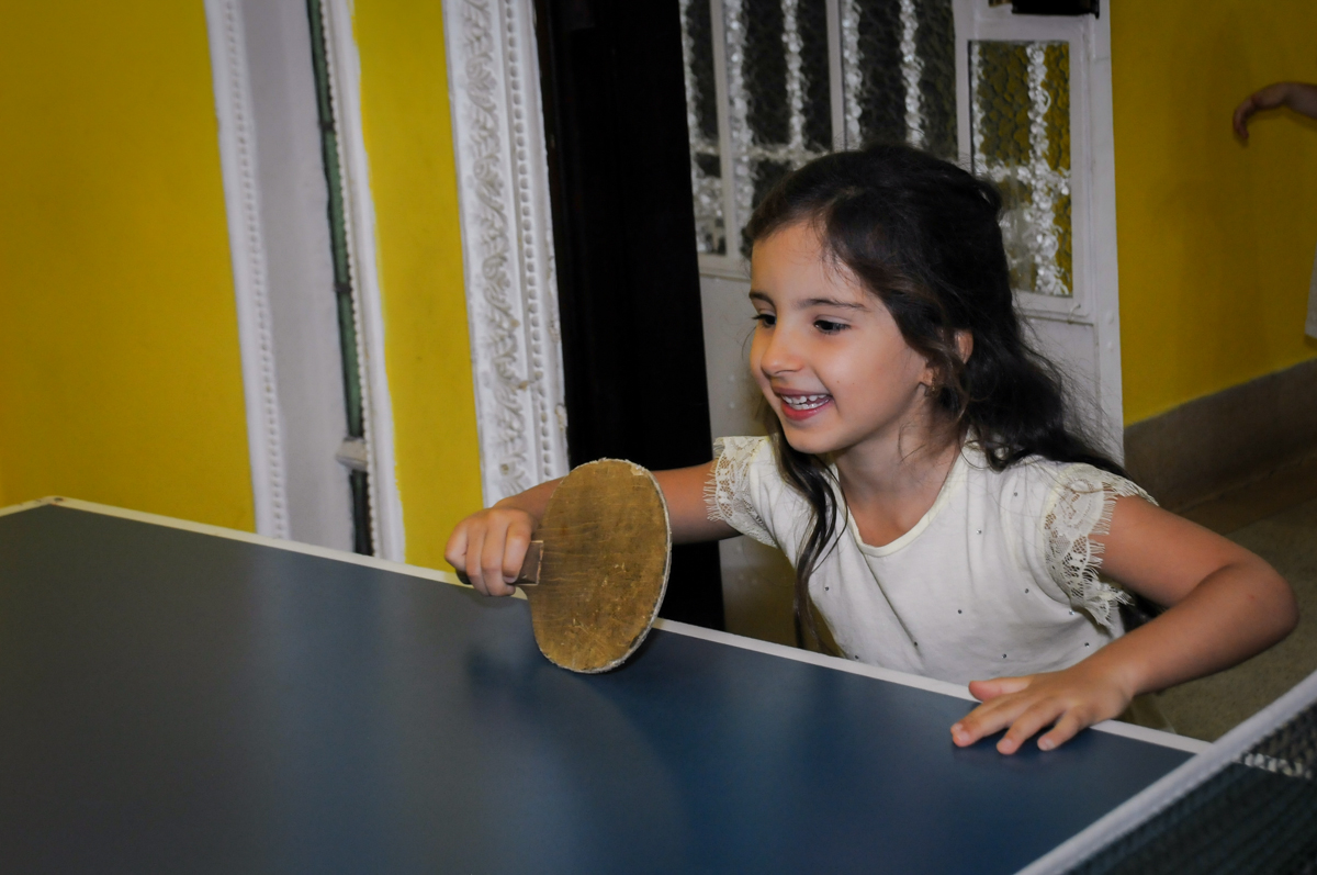 a adversária da aniversariante no jogo no Buffet A turma do Haroldo, Higienópolis, SP festa infantil Beatriz e Marina 6 anos