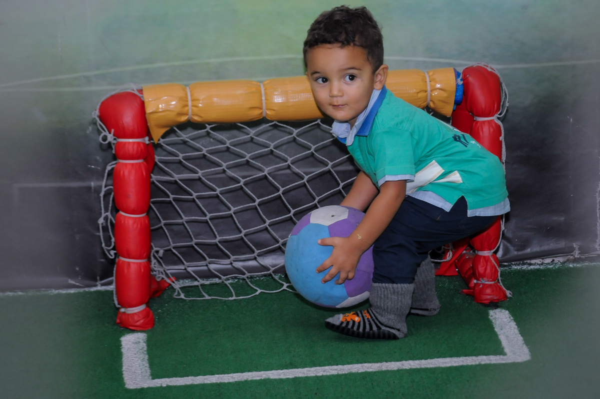 o jogo de futebol acontece no Buffet A turma do Haroldo, Higienópolis, SP festa infantil Beatriz e Marina 6 anos