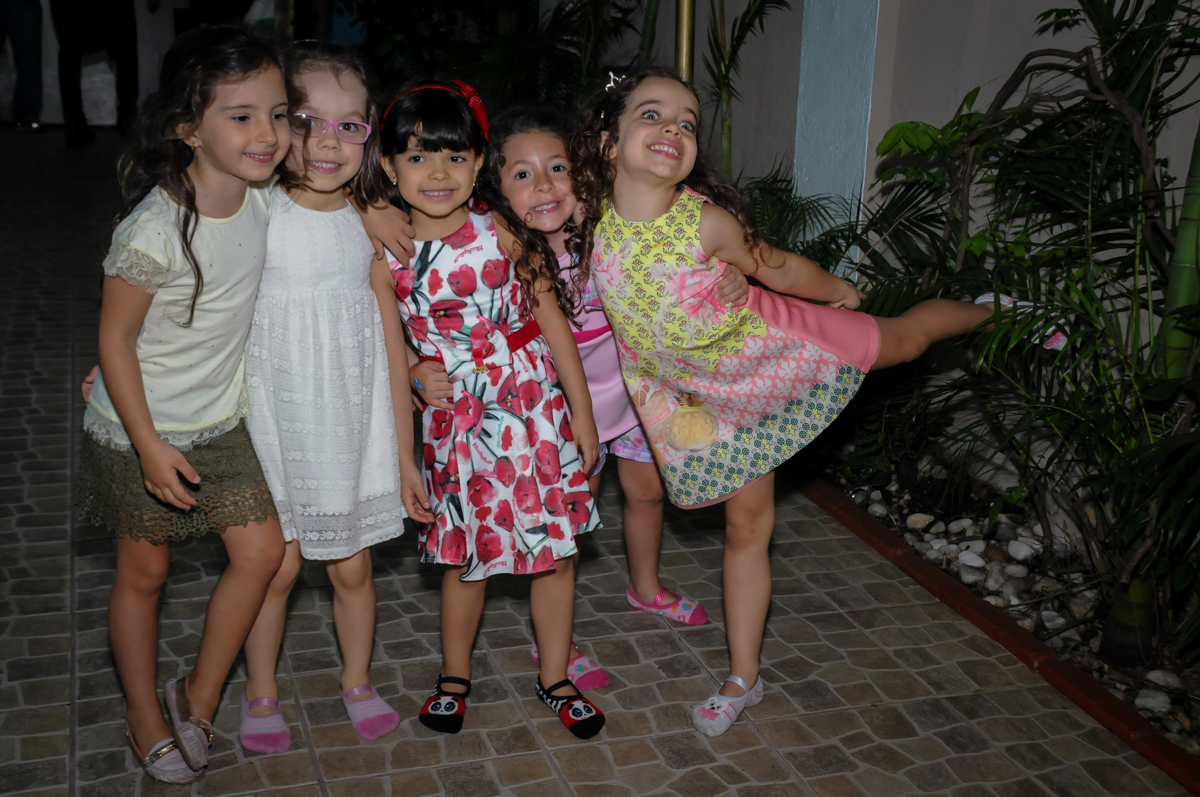 amigas posando para a foto no Buffet A turma do Haroldo, Higienópolis, SP festa infantil Beatriz e Marina 6 anos