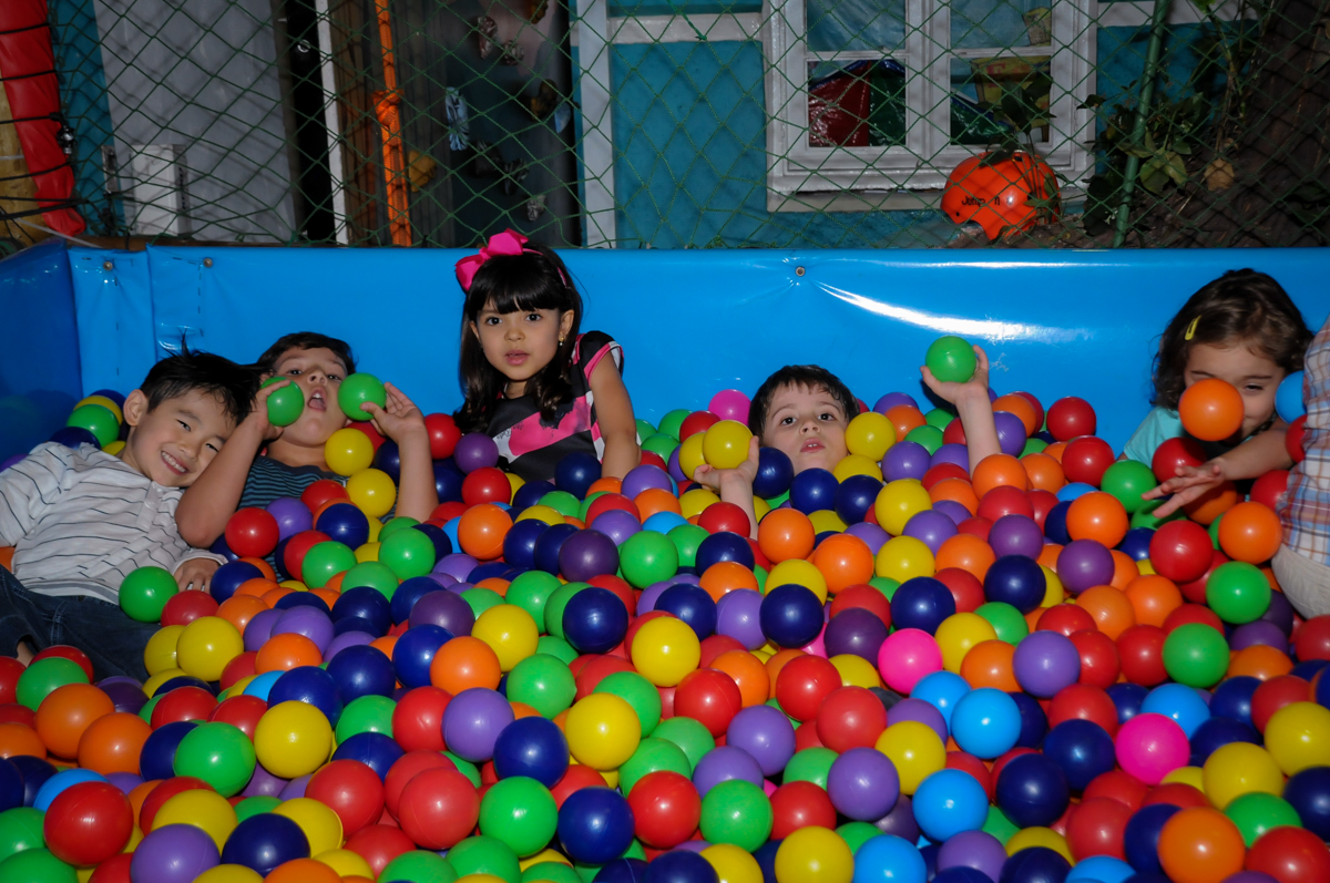 hora de brincar na piscina de bolinha no Buffet A turma do Haroldo, Higienópolis, SP festa infantil Beatriz e Marina 6 anos