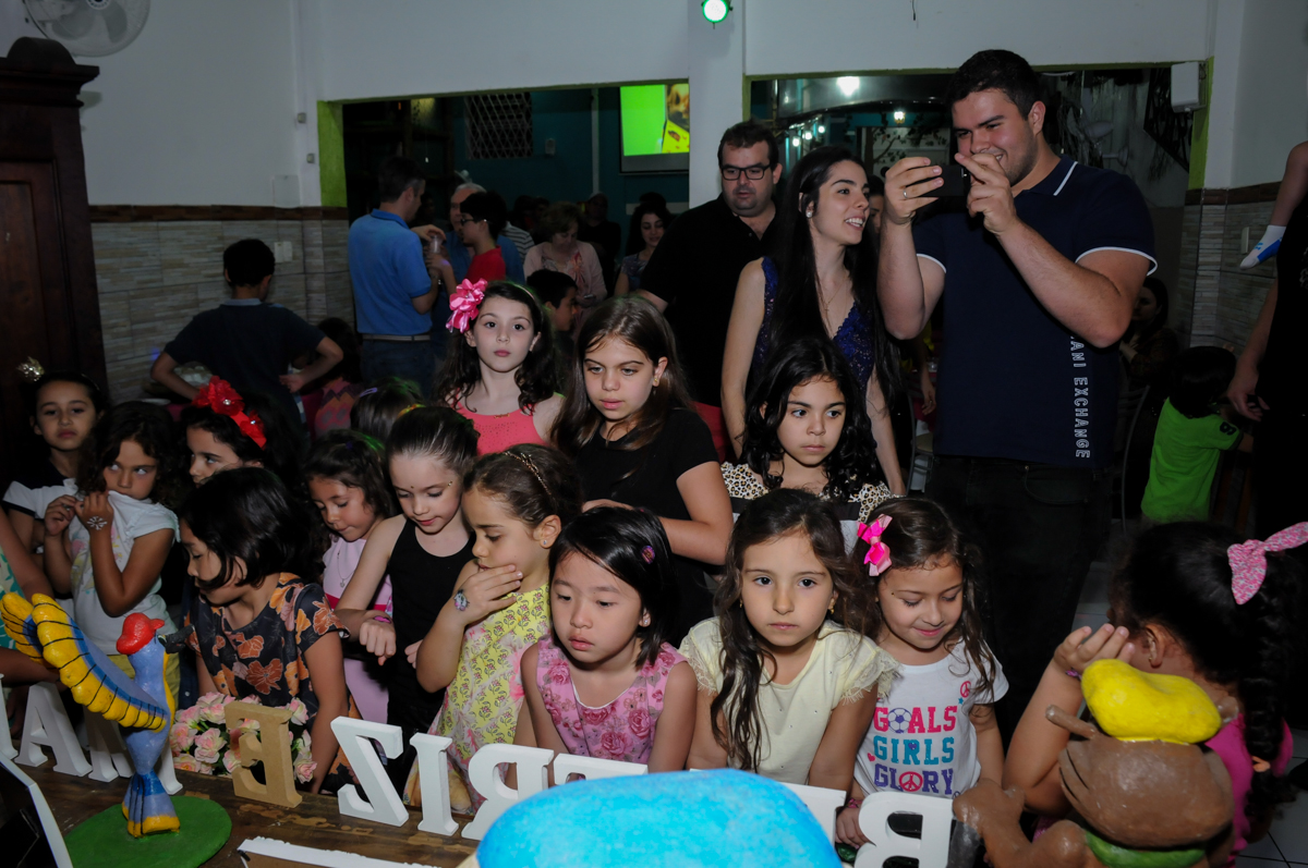 a turminha aguardando para cantar parabéns para as aniversariantes no Buffet A turma do Haroldo, Higienópolis, SP festa infantil Beatriz e Marina 6 anos