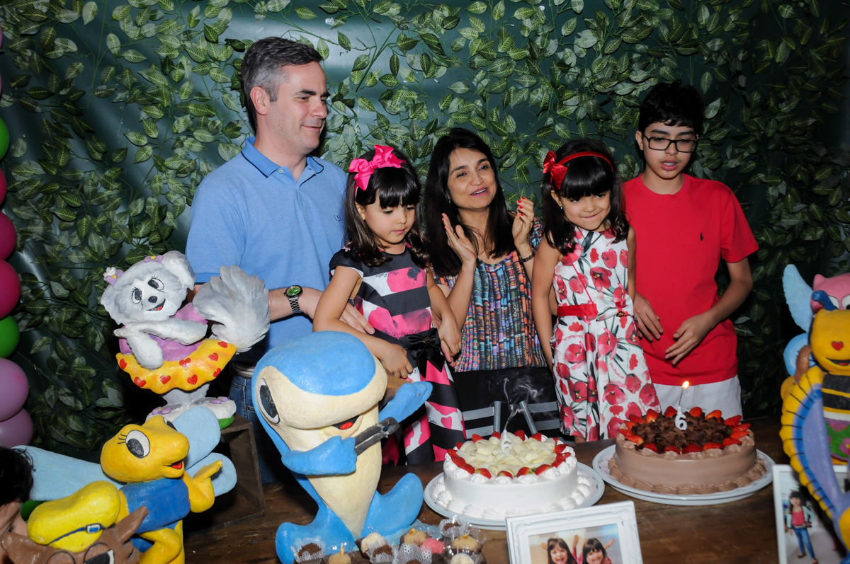 muita alegria no parabéns das gêmeas no Buffet A turma do Haroldo, Higienópolis, SP festa infantil Beatriz e Marina 6 anos