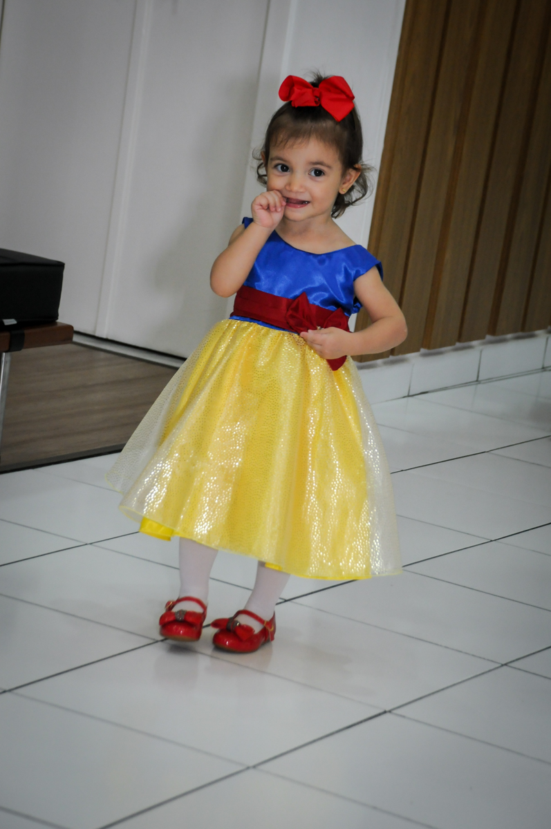 aniversariante entrando na aniversário infantil, nathália 2 anos,tema da mesa branca de neve, buffet magic joy, moema, sp