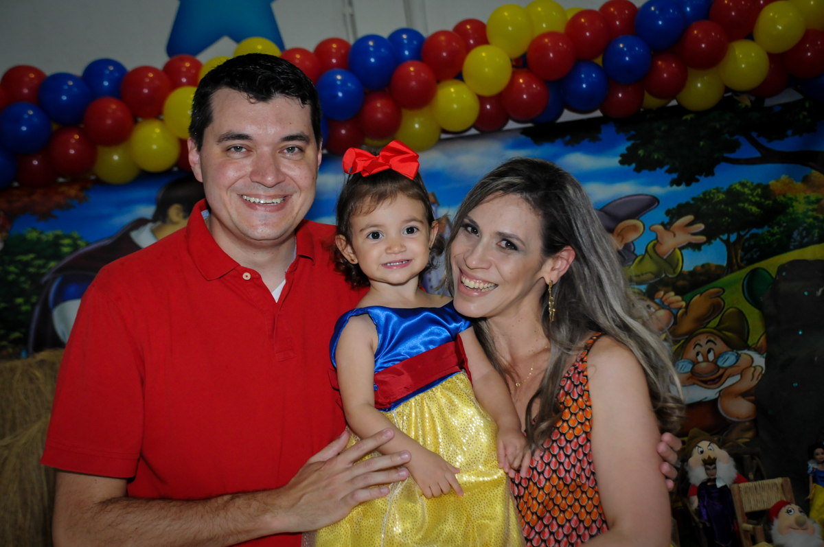 mamãe e papai com a aniversariante na aniversário infantil, nathália 2 anos,tema da mesa branca de neve, buffet magic joy, moema, sp
