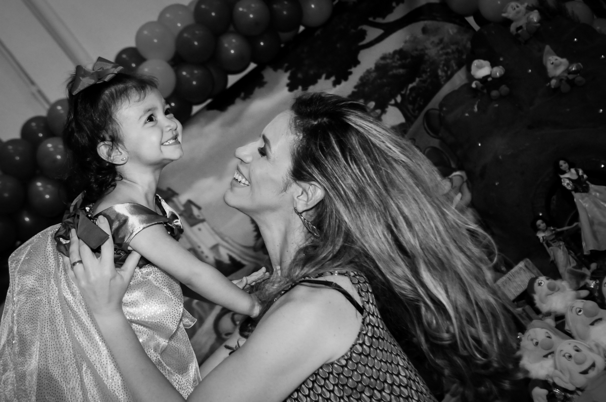 muito sorriso da mamãe com a aniversariante em frente a mesa decorada na aniversário infantil, nathália 2 anos,tema da mesa branca de neve, buffet magic joy, moema, sp