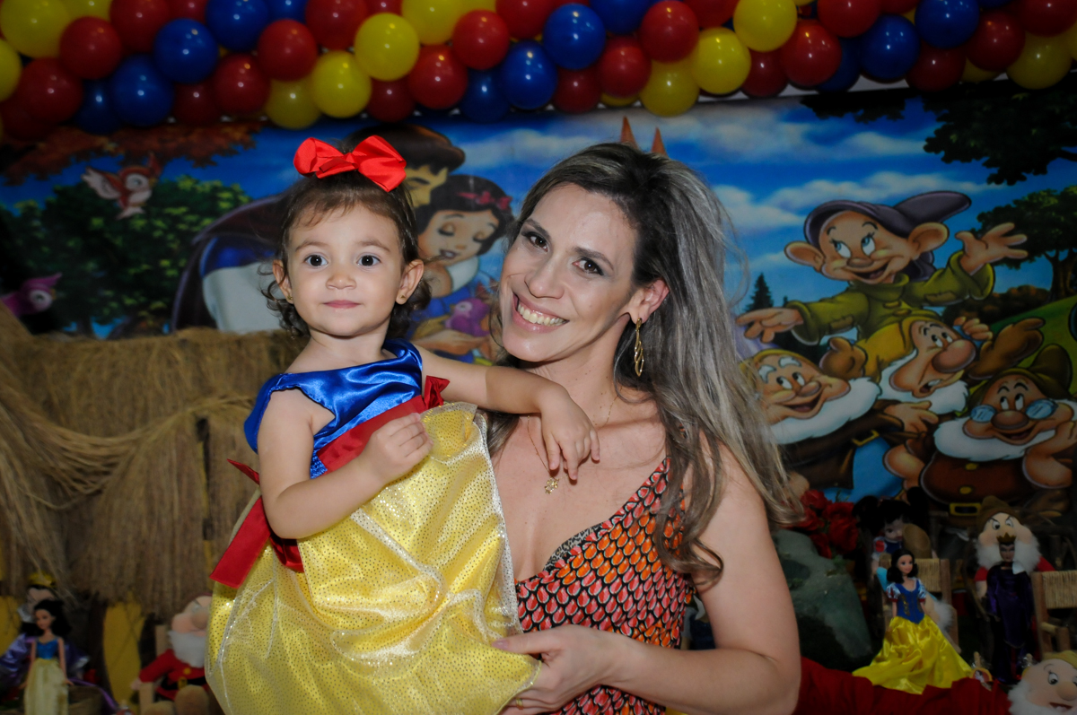 aniversariante no colo da mamãe na aniversário infantil, nathália 2 anos,tema da mesa branca de neve, buffet magic joy, moema, sp