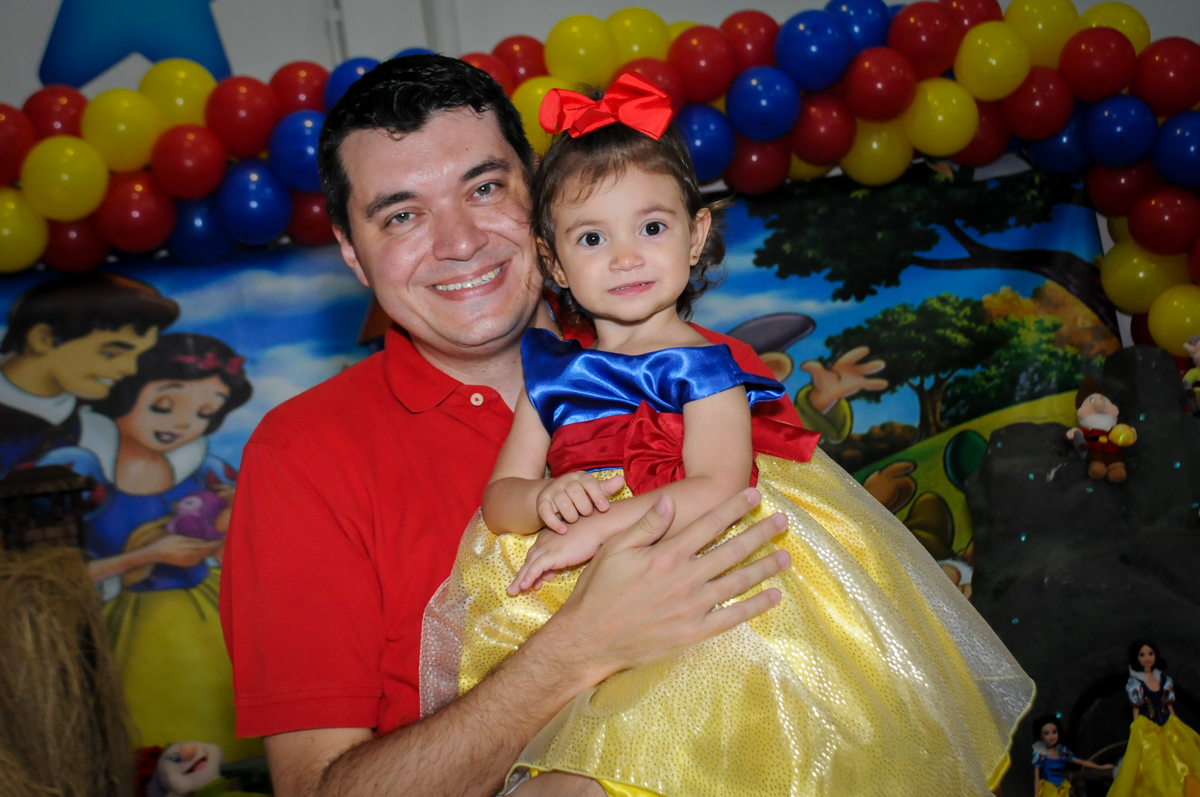 aniversariante no colo do papai na aniversário infantil, nathália 2 anos,tema da mesa branca de neve, buffet magic joy, moema, sp
